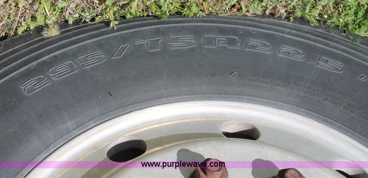 image for item K8986 1995 Freightliner FLD semi truck