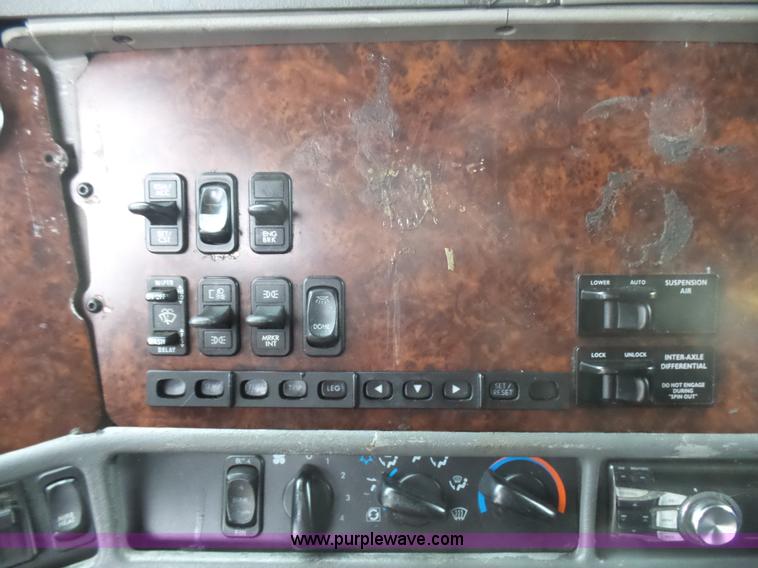 image for item L5446 2001 Freightliner Century Class 120 semi truck