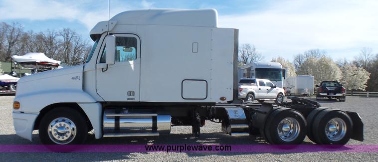 image for item L5473 2007 Freightliner ST120 semi truck