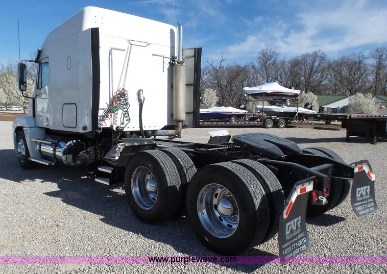 image for item L5473 2007 Freightliner ST120 semi truck