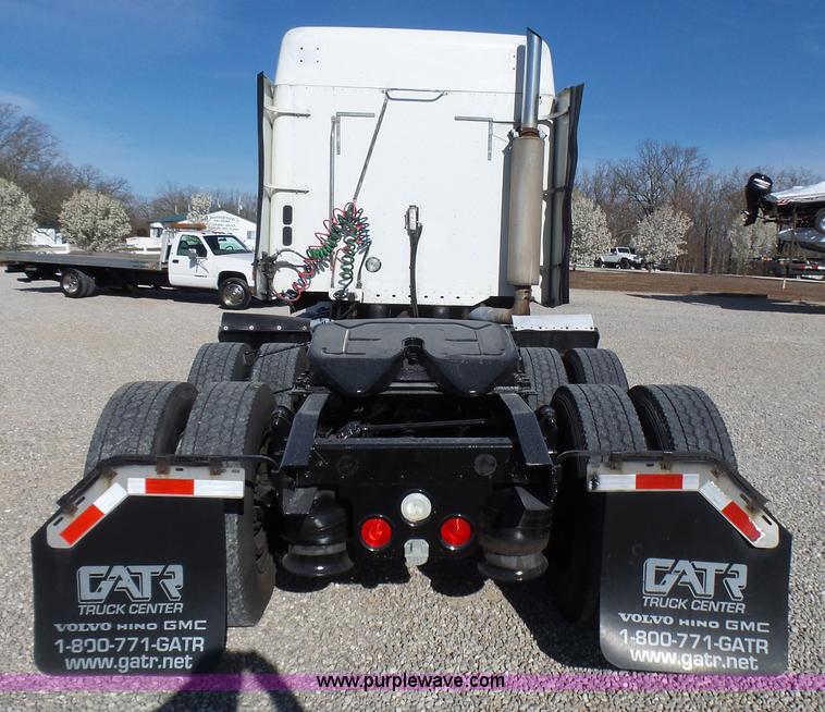 image for item L5473 2007 Freightliner ST120 semi truck