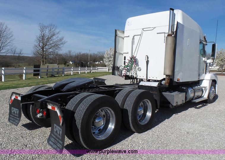 image for item L5473 2007 Freightliner ST120 semi truck