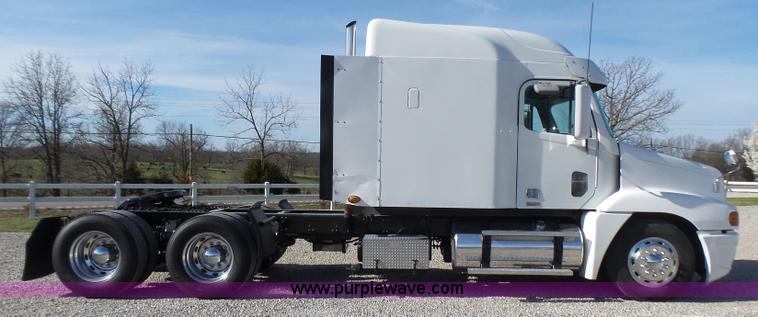 image for item L5473 2007 Freightliner ST120 semi truck