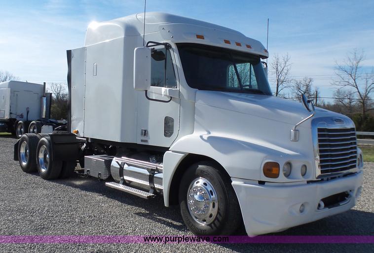 image for item L5473 2007 Freightliner ST120 semi truck