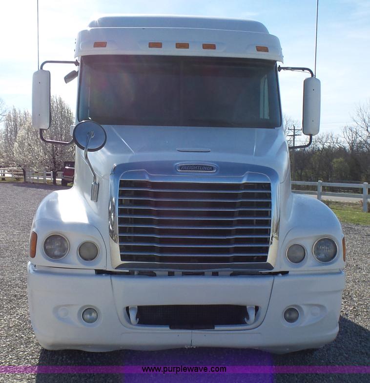image for item L5473 2007 Freightliner ST120 semi truck
