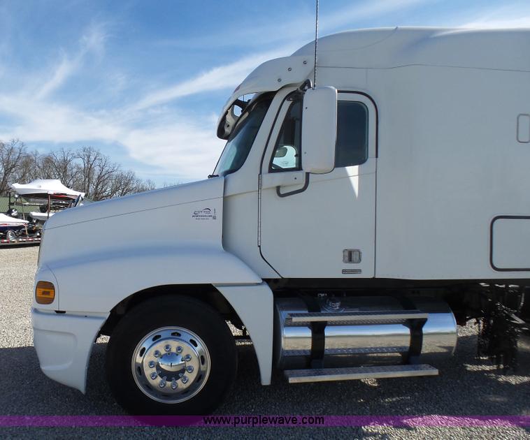 image for item L5473 2007 Freightliner ST120 semi truck