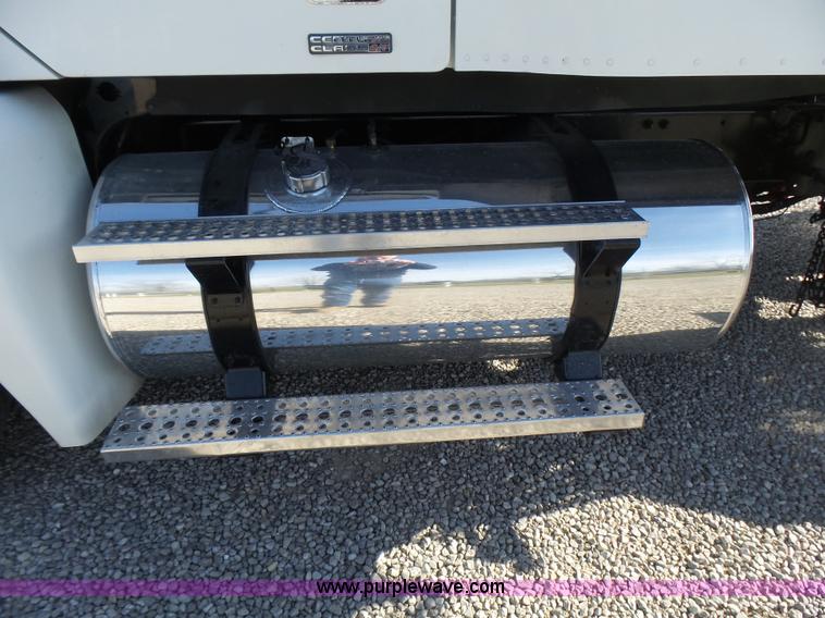 image for item L5473 2007 Freightliner ST120 semi truck