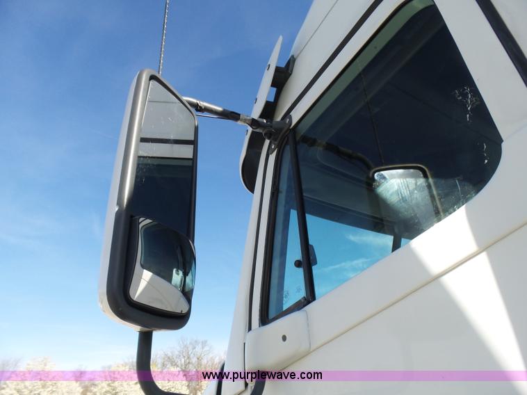 image for item L5473 2007 Freightliner ST120 semi truck