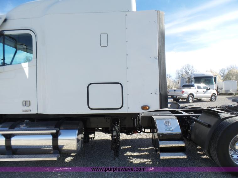 image for item L5473 2007 Freightliner ST120 semi truck