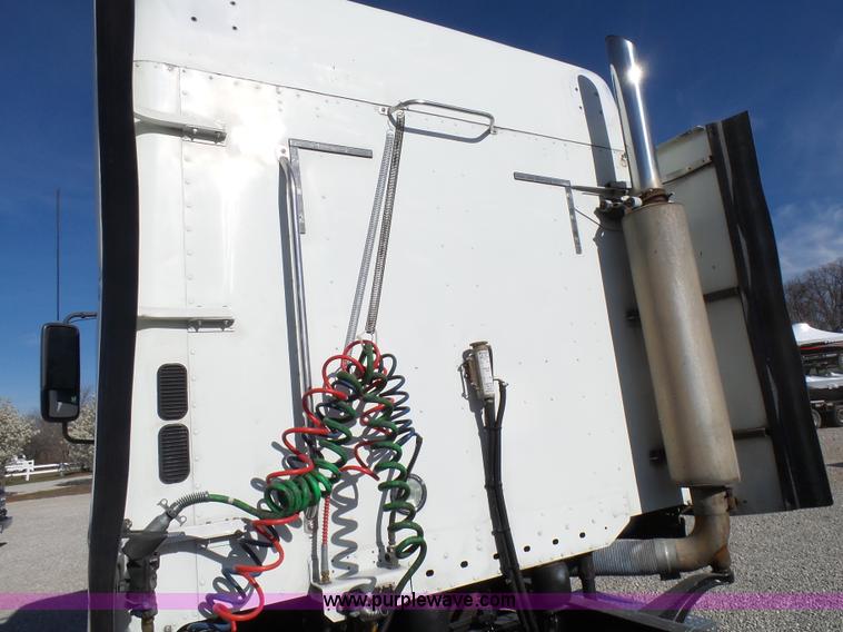 image for item L5473 2007 Freightliner ST120 semi truck