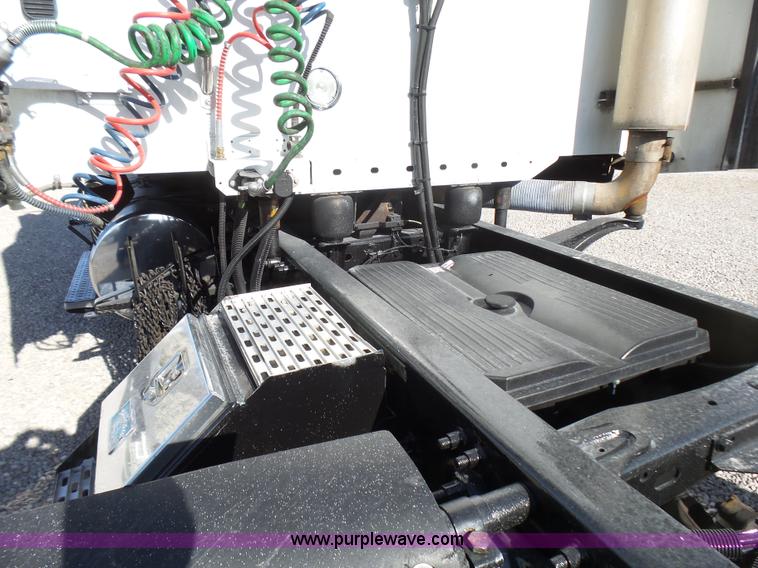 image for item L5473 2007 Freightliner ST120 semi truck