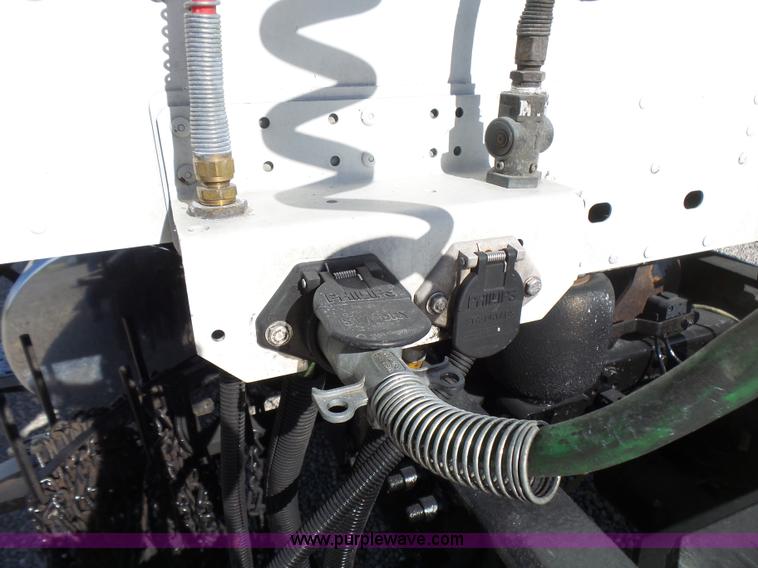 image for item L5473 2007 Freightliner ST120 semi truck