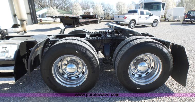 image for item L5473 2007 Freightliner ST120 semi truck