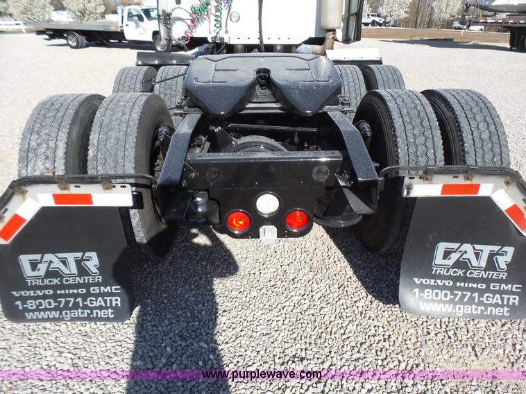 image for item L5473 2007 Freightliner ST120 semi truck