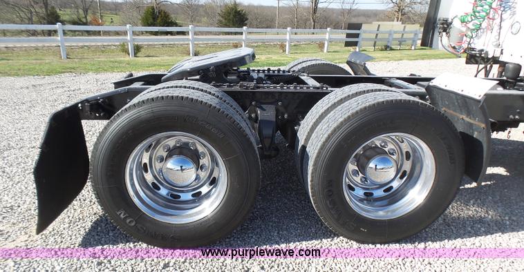 image for item L5473 2007 Freightliner ST120 semi truck