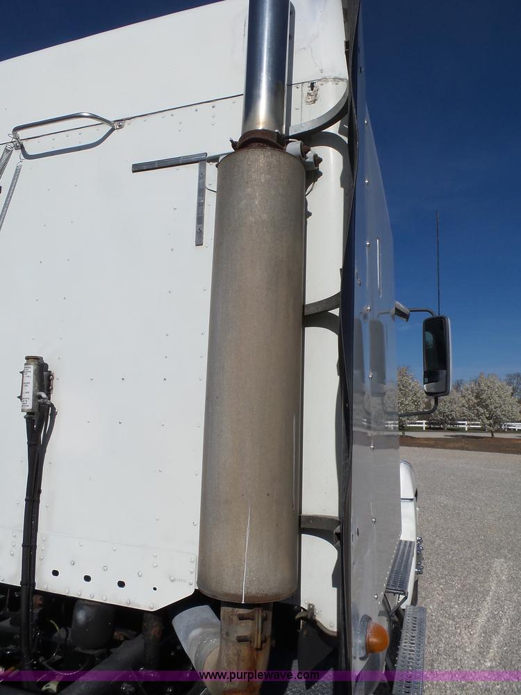 image for item L5473 2007 Freightliner ST120 semi truck