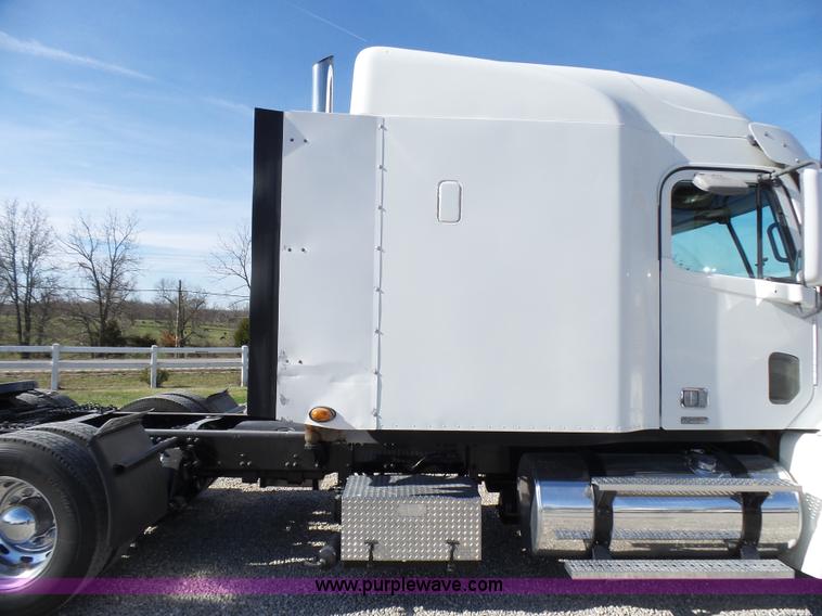 image for item L5473 2007 Freightliner ST120 semi truck