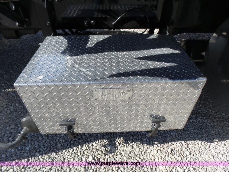 image for item L5473 2007 Freightliner ST120 semi truck