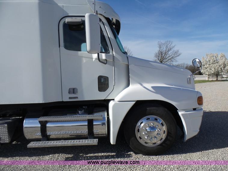 image for item L5473 2007 Freightliner ST120 semi truck