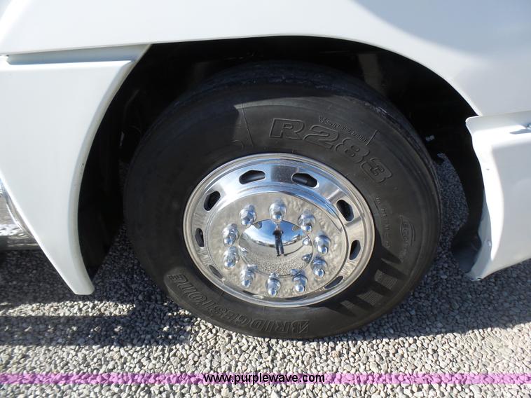 image for item L5473 2007 Freightliner ST120 semi truck