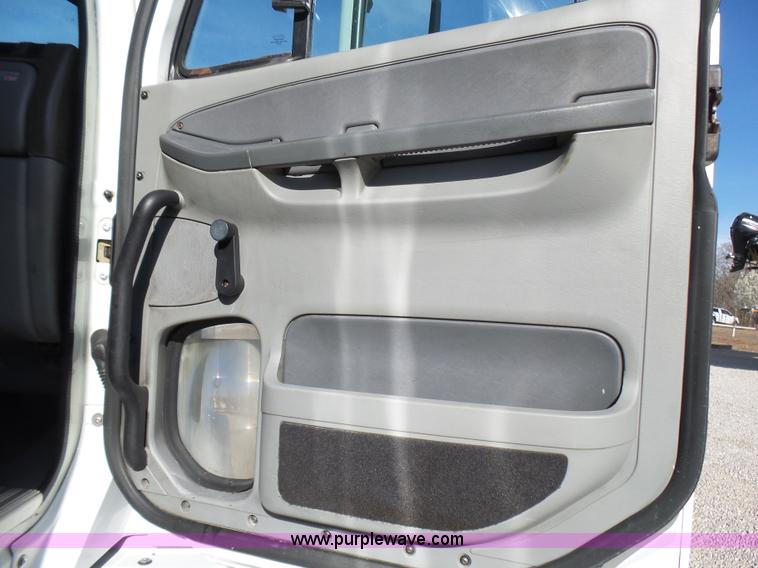 image for item L5473 2007 Freightliner ST120 semi truck