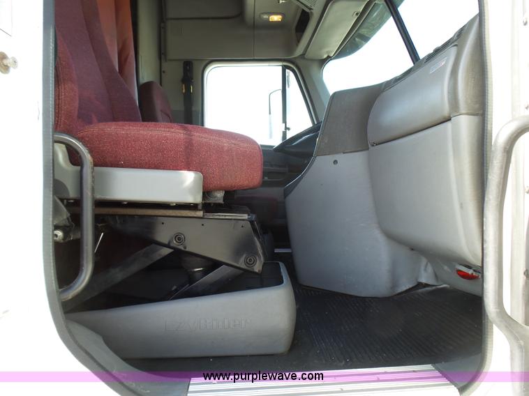 image for item L5473 2007 Freightliner ST120 semi truck