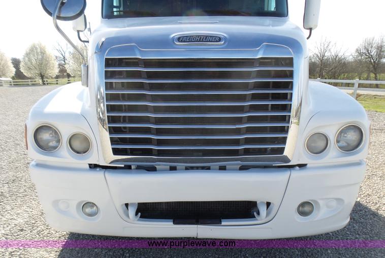 image for item L5473 2007 Freightliner ST120 semi truck