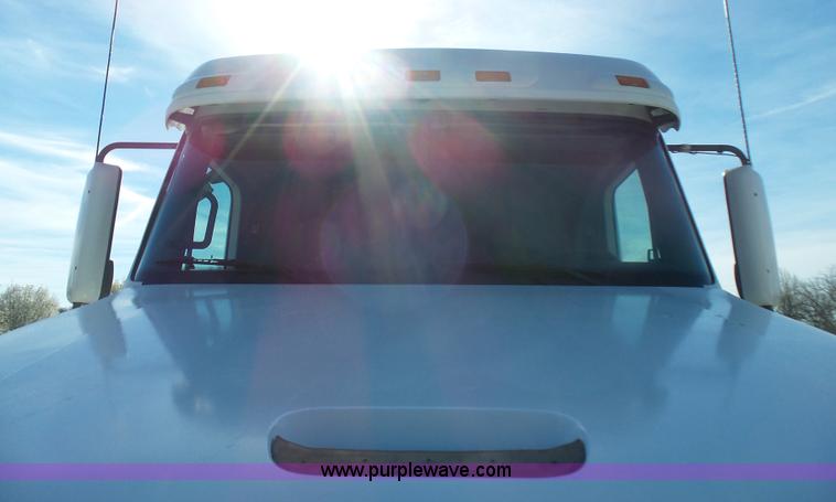 image for item L5473 2007 Freightliner ST120 semi truck