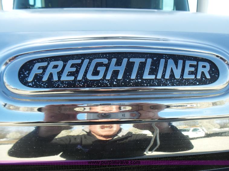 image for item L5473 2007 Freightliner ST120 semi truck