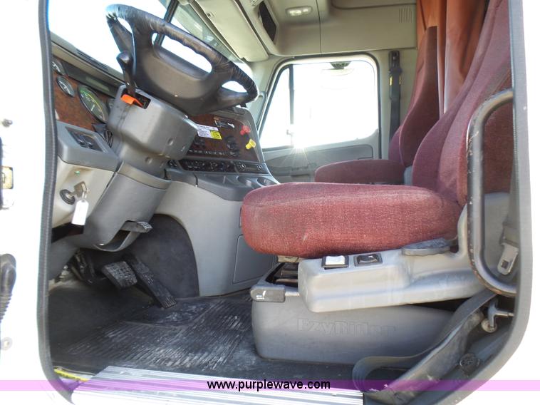 image for item L5473 2007 Freightliner ST120 semi truck