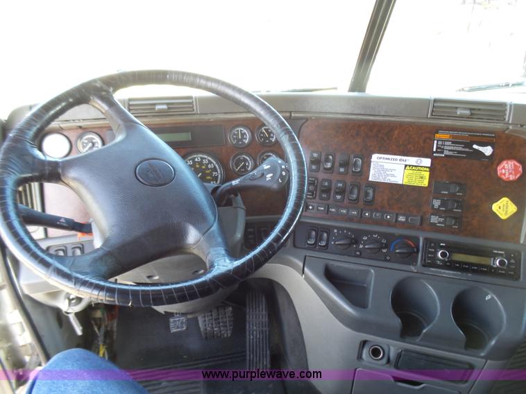 image for item L5473 2007 Freightliner ST120 semi truck