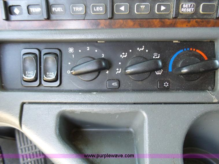 image for item L5473 2007 Freightliner ST120 semi truck