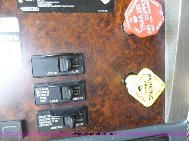 image for item L5473 2007 Freightliner ST120 semi truck