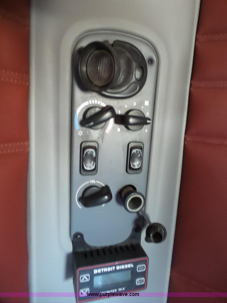 image for item L5473 2007 Freightliner ST120 semi truck