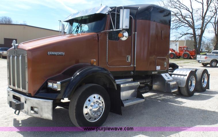 image for item L5479 2000 Kenworth T800B semi truck