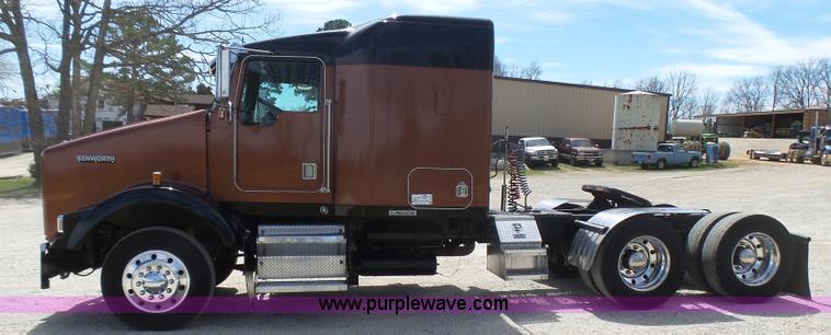 image for item L5479 2000 Kenworth T800B semi truck