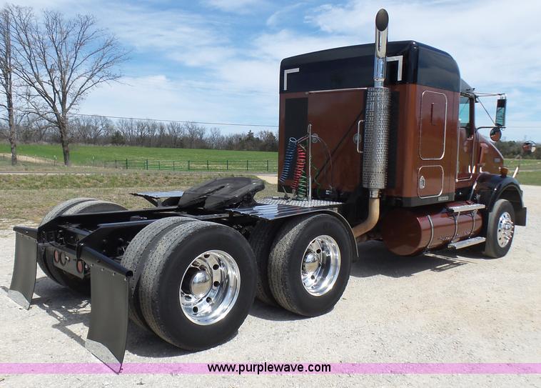 image for item L5479 2000 Kenworth T800B semi truck