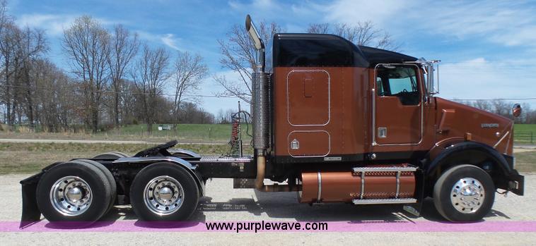 image for item L5479 2000 Kenworth T800B semi truck