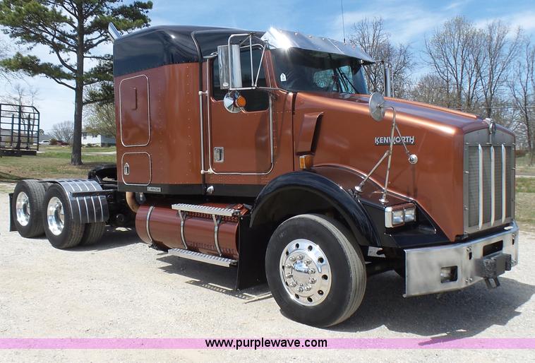 image for item L5479 2000 Kenworth T800B semi truck