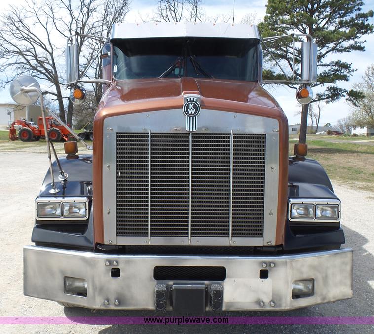 image for item L5479 2000 Kenworth T800B semi truck