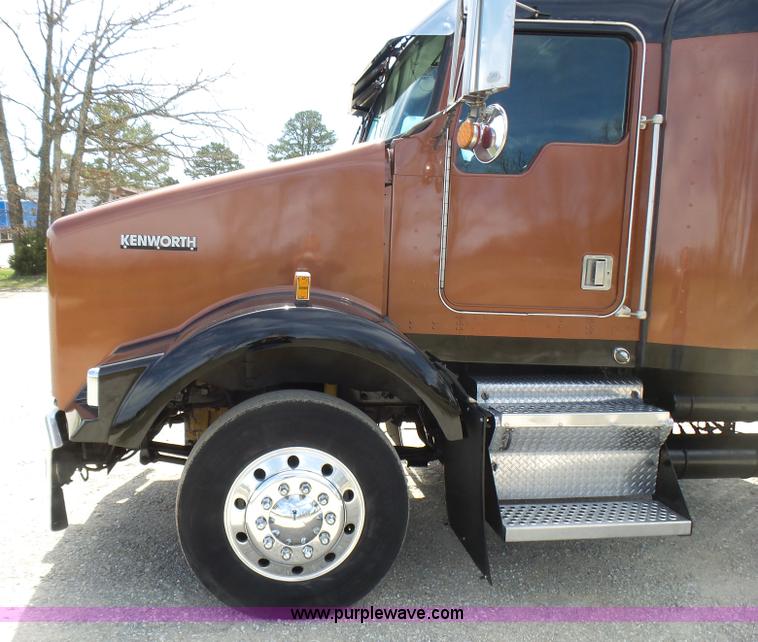 image for item L5479 2000 Kenworth T800B semi truck