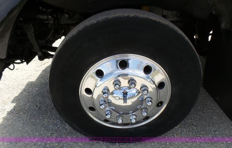 image for item L5479 2000 Kenworth T800B semi truck