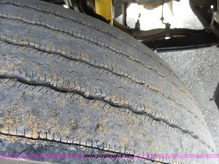 image for item L5479 2000 Kenworth T800B semi truck