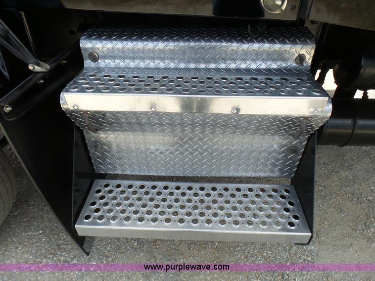 image for item L5479 2000 Kenworth T800B semi truck