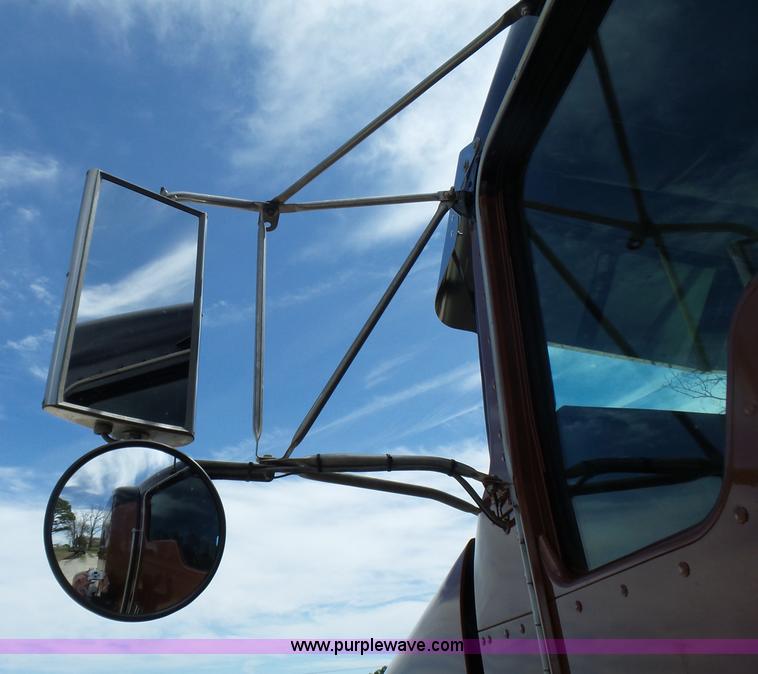 image for item L5479 2000 Kenworth T800B semi truck