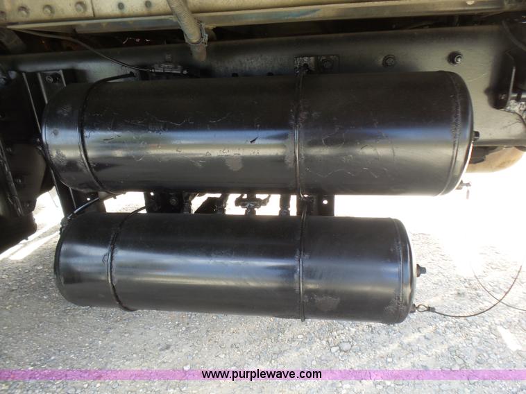 image for item L5479 2000 Kenworth T800B semi truck