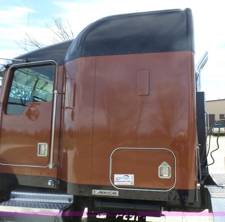 image for item L5479 2000 Kenworth T800B semi truck