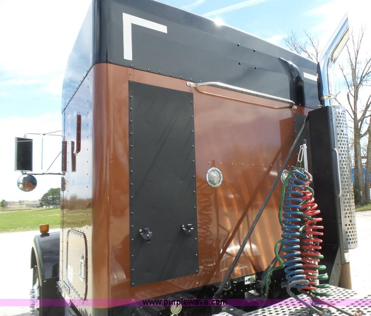 image for item L5479 2000 Kenworth T800B semi truck