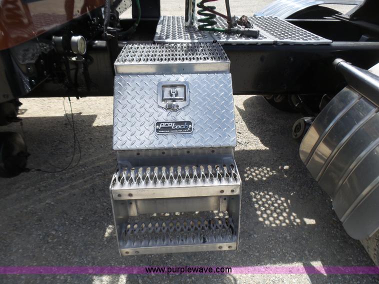 image for item L5479 2000 Kenworth T800B semi truck