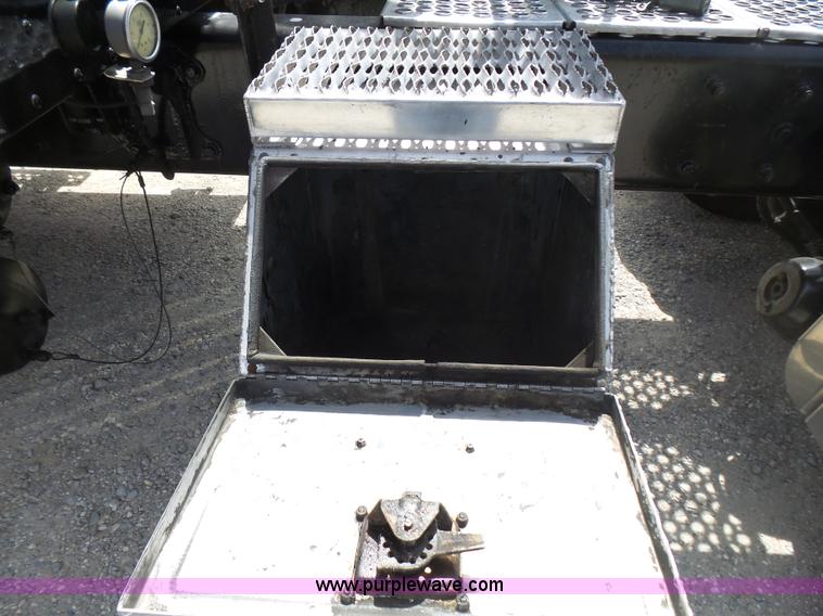 image for item L5479 2000 Kenworth T800B semi truck